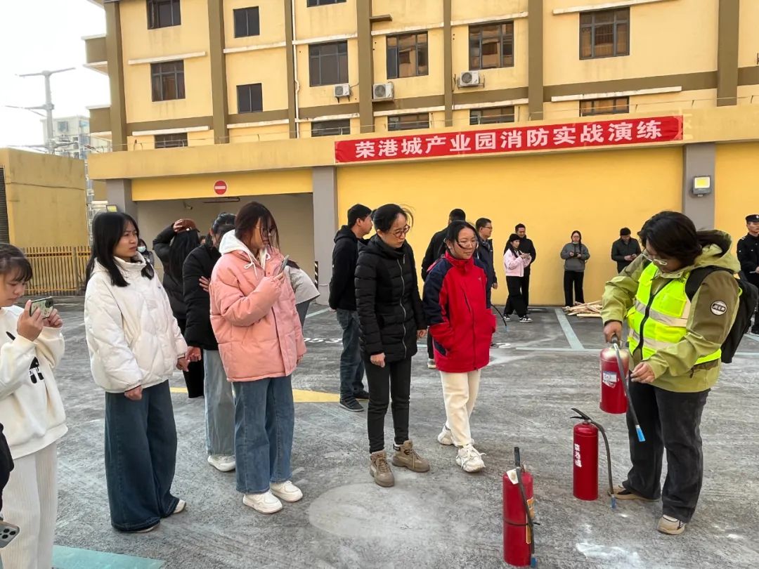 以“練”筑防 防患未“燃”！榮港城產(chǎn)業(yè)園組織企業(yè)開(kāi)展消防安全知識(shí)培訓(xùn)和滅火演練活動(dòng)。